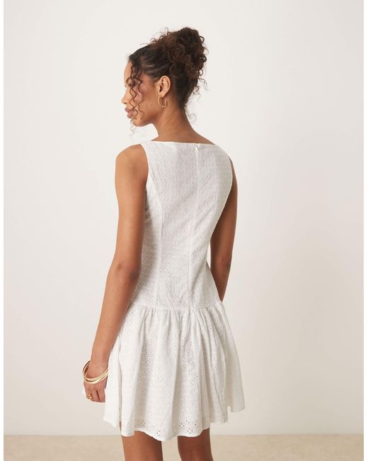 Robe courte en broderie anglaise avec taille basse Glamorous en coloris Natural