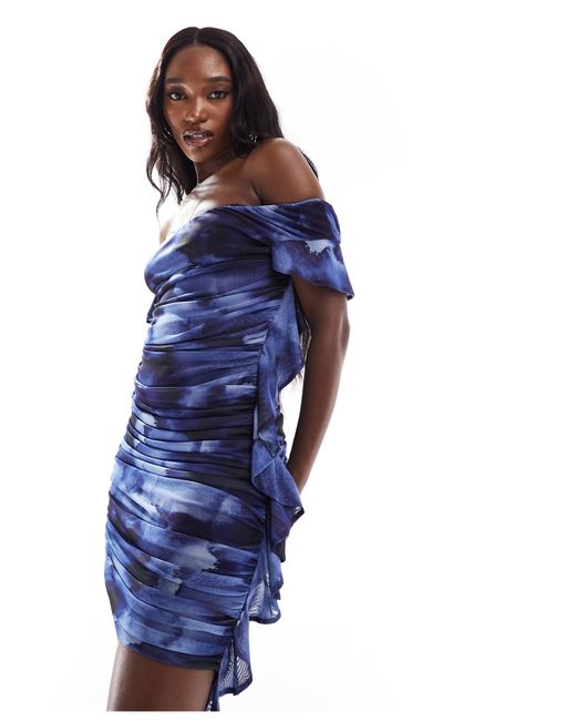 Robe courte effet drapé en tulle imprimé abstrait avec encolure bardot et détail volanté - bleu ASOS en coloris Blue