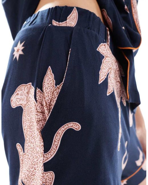 Pijama Con Estampado De Palmeras Y Leopardos De Camisa De Manga Corta Con Cuello De Solapas Y Pantalones Cortos De Poliéster De Chelsea Peers de color Blue