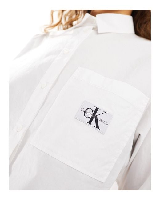 Camicia a maniche lunghe corta bianca con logo di Calvin Klein in White