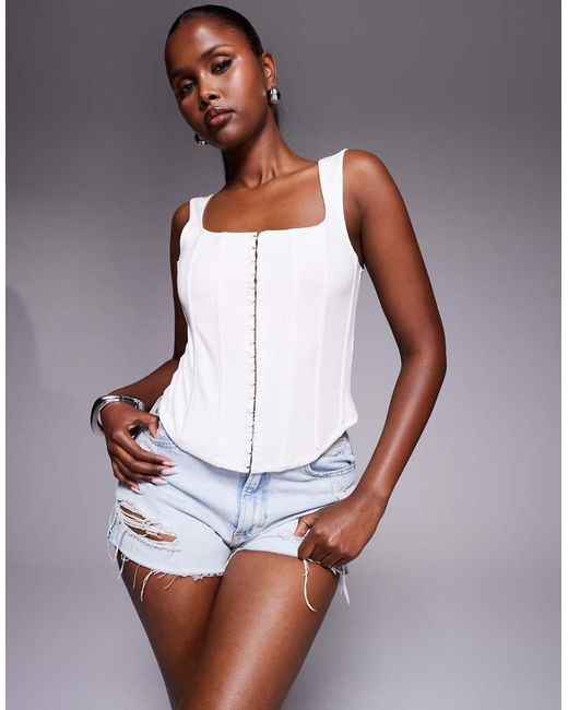 Top Corsetero Blanco Con Corchetes Delanteros De ASOS de color White