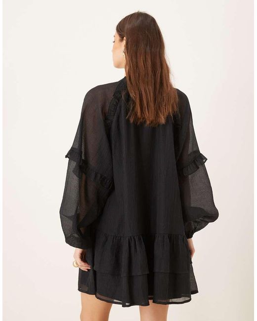 Vestito Corto A Maniche Lunghe Con Volant di Pretty Lavish in Natural