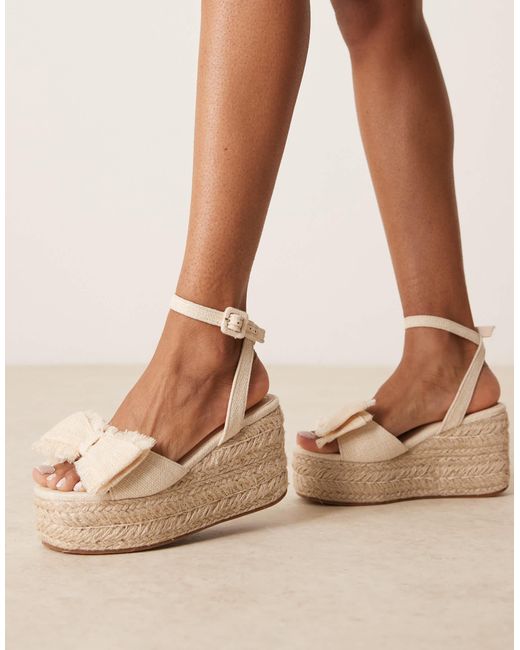 Asos Design Wide Fit Natural – tabitha – sandalen aus natürlichen materialien mit keilabsatz und schleifenverzierung, weite passform