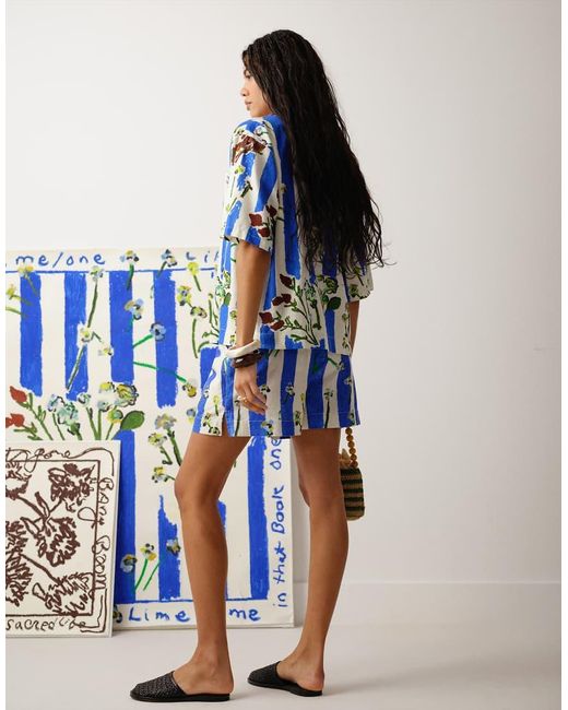Pantalones Cortos A Rayas Con Estampado Floral De Lino Bradley.B De (Parte De Un Conjunto) TOPSHOP de color Blue