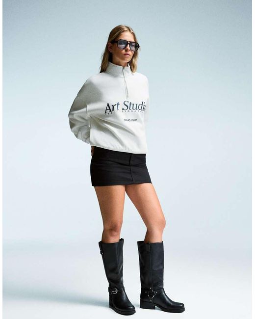 Felpa Bianca Con Stampa E Zip Corta di Bershka in White