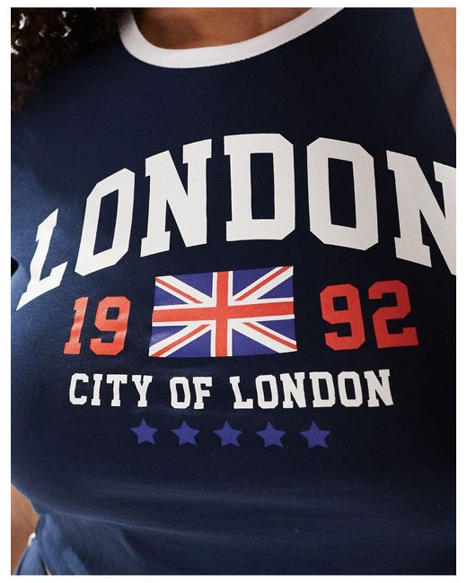 Sport core - t-shirt corta con finiture a contrasto bianche e scritta "london" di Pieces in Blue