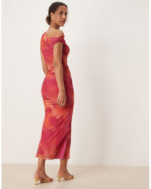 Vestito Arricciato Con Stampa Floreale E Scollo A Barchetta Con Spalla Scoperta di Mango in Red