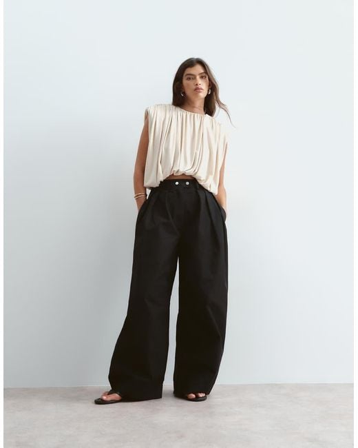 ARRANGE Natural Strong Shoulder Ruched Tee