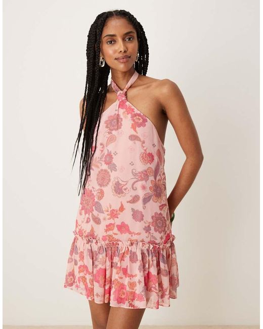Vestido Corto Con Cuello Halter, Estampado Floral Y Volante En El Bajo De ASOS de color Pink