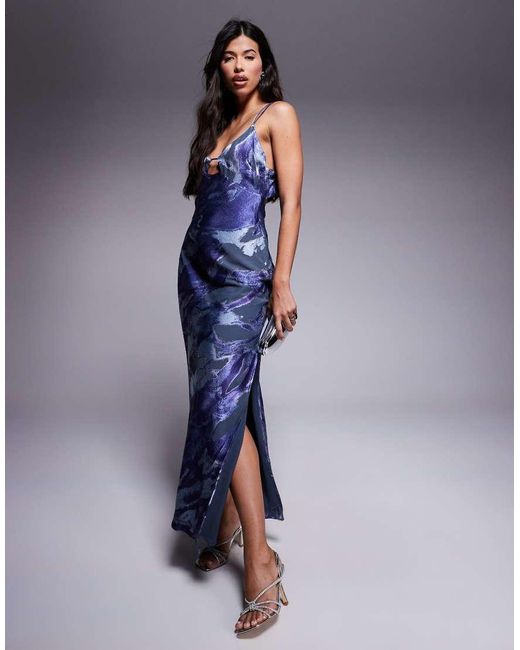 Vestido Largo De Tirantes Con Bajo Asimétrico Y Devoré De ASOS de color Blue