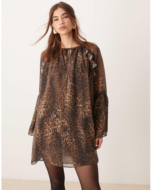 Robe courte en mousseline à manches ange avec imprimé léopard ASOS en coloris Brown