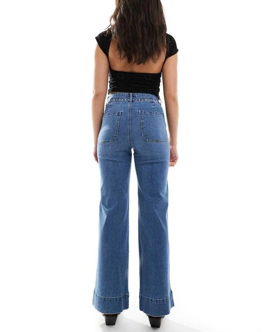 Jeans A Vita Alta Lavaggio Chiaro Con Fondo Ampio E Borchie di ONLY in Blue