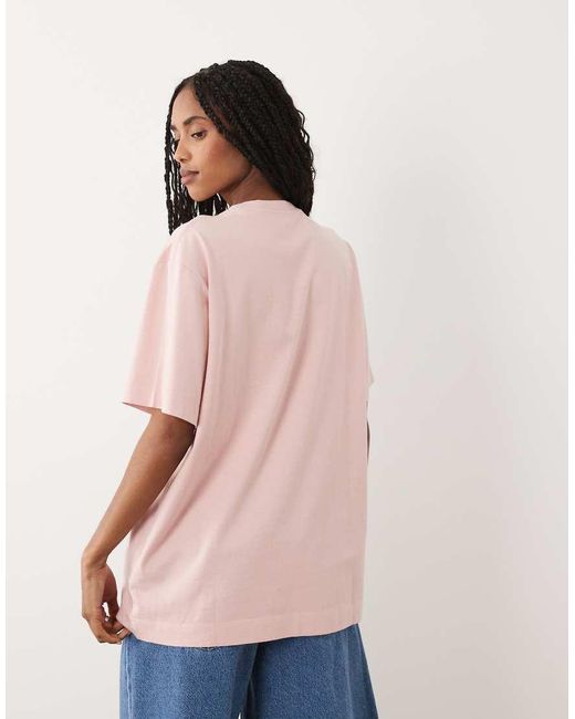 Cafe di ARKET in Pink