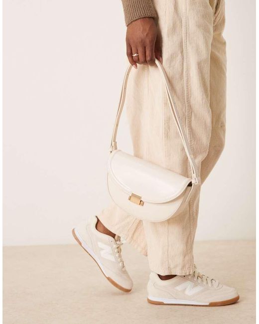 Borsa Da Spalla Arrotondata Bianca Con Tracolla E Dettaglio A Lucchetto di ASOS in Natural