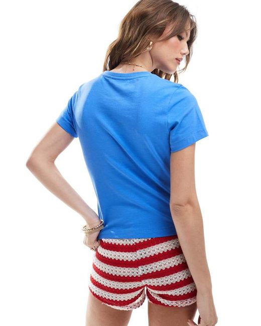 Camiseta Con Diseño Encogido Y Estampado Gráfico "Rosa Fiore" De ASOS de color Blue