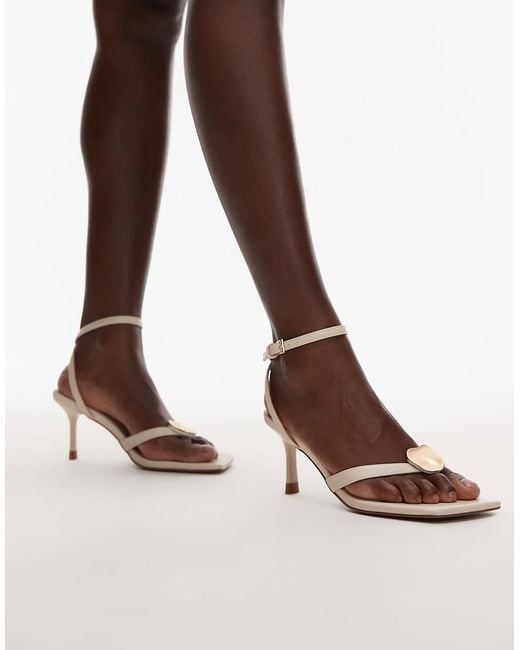 TOPSHOP Brown Gilly Heeled Toe Thong With Metal Detail