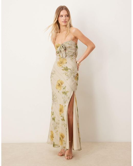 Robe longue en mousseline imprimé fleuri avec nœud à l'avant et buste en satin - jaune ASOS en coloris Natural