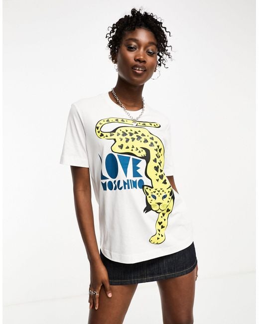 Camiseta blanca con estampado gr fico de Love Moschino de color