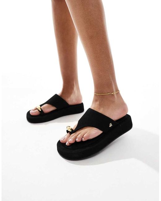 Sandalias Negras Con Plataforma Y Detalle De Anilla Dorada En El Dedo De 4th & Reckless de color Black