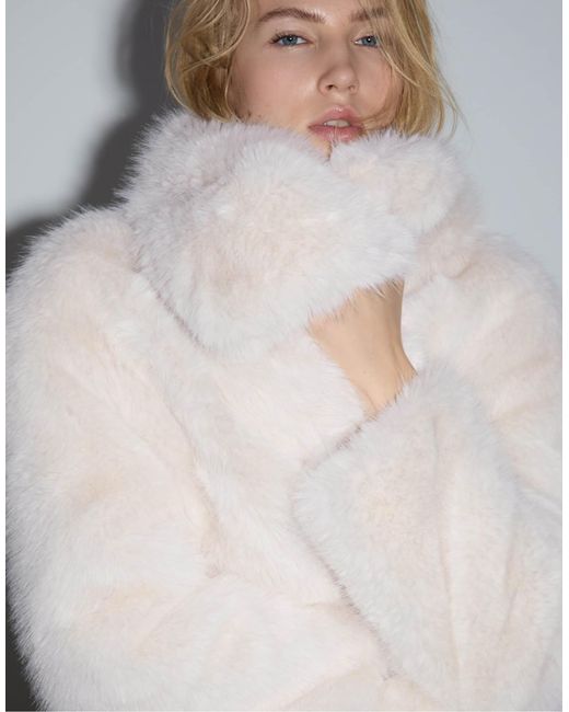 Veste courte en fausse fourrure - écru Stradivarius en coloris Natural