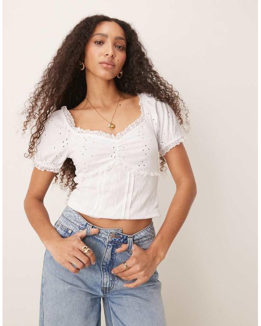 Top De Estilo Mesonera Con Mangas Abullonadas, Bordado Inglés Y Ribete De Encaje De ASOS de color White