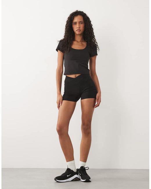 4505 Black Active Scoop Neck Baby Tee With Inner Bra And Removable Padding