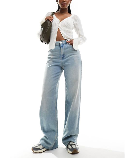 Jeans slim chiaro vestibilità comoda con dettagli slavati sul davanti di Mango in Blue