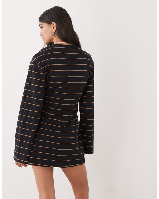 Vestido Corto A Rayas Estilo Camiseta De Manga Larga Con Cintura Entallada De Monki de color Black