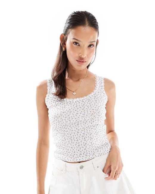 Top Allacciato Sul Davanti A Fiorellini Con Arricciature di Miss Selfridge in White