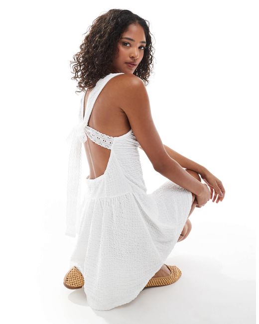 Robe fluide en jersey texturé avec détails en dentelle et liens dans le dos - crème-pas Miss Selfridge en coloris White