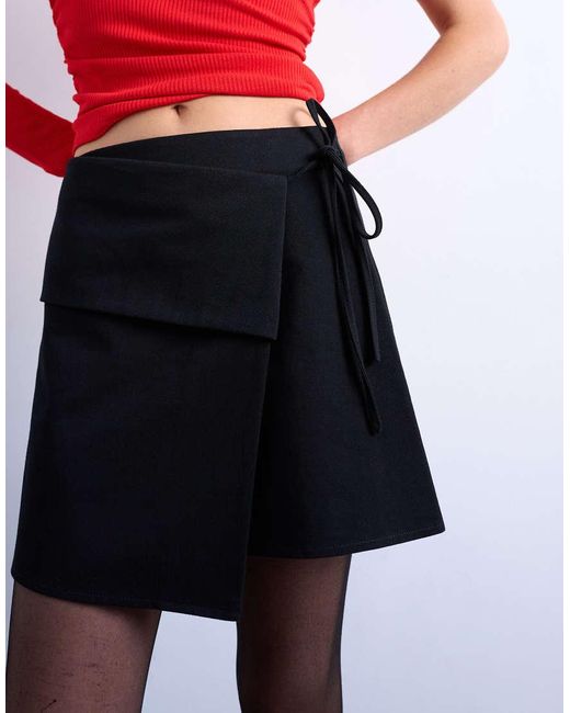 Minigonna Sartoriale Nera A Portafoglio di TOPSHOP in Red