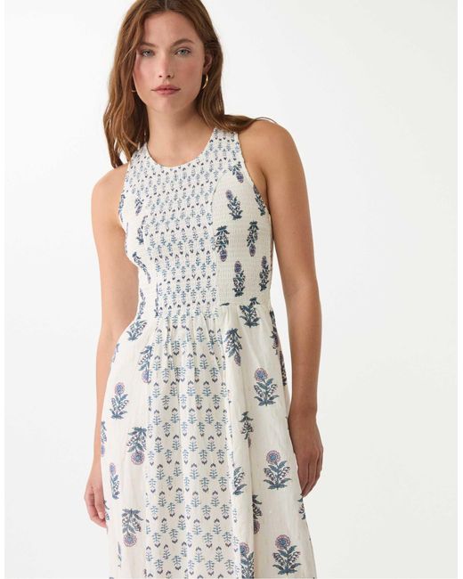 Robe mi-longue Stradivarius en coloris White