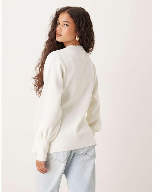 ASOS Gebreid Getailleerd Vest Met Structuur, V-Hals En Wijde Mouwen in het White