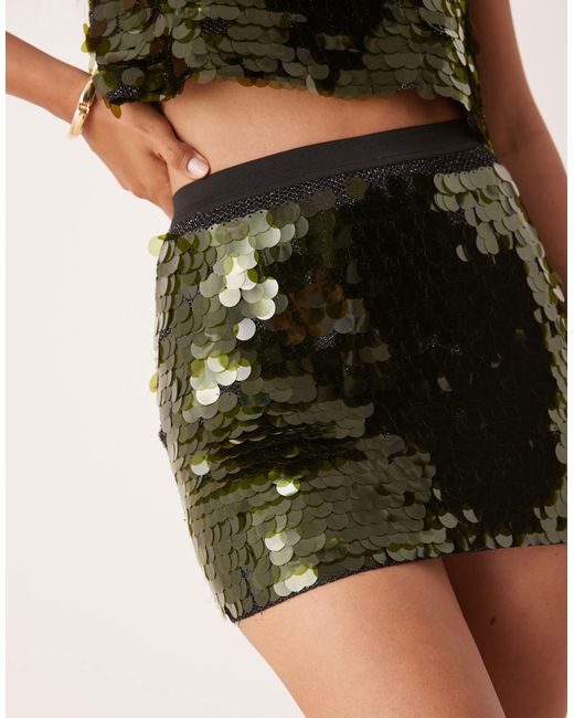 Mini-jupe à taille basse ornée ASOS en coloris Green