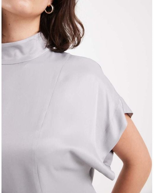 Top Gris Con Cuello Alto Y Cintura Entallada De Satén De ASOS de color Gray