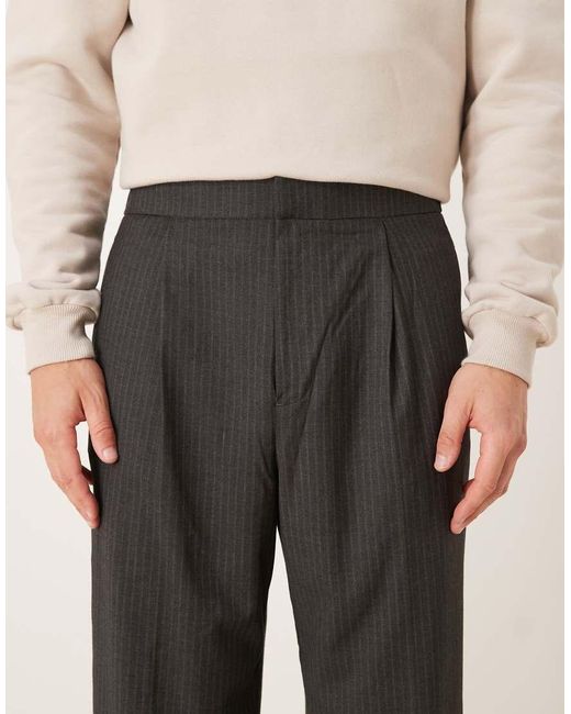 Pantalones De Vestir De Pernera Ancha Con Raya Diplomática, Pinzas Delanteras Y Cinturilla Elástica De ASOS de hombre de color Gray