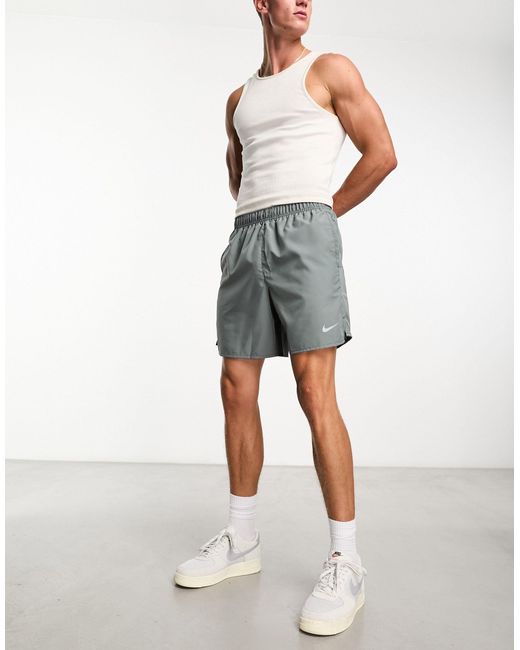 Challenger dri-fit - pantaloncini da 7" grigi di Nike in Gray da Uomo