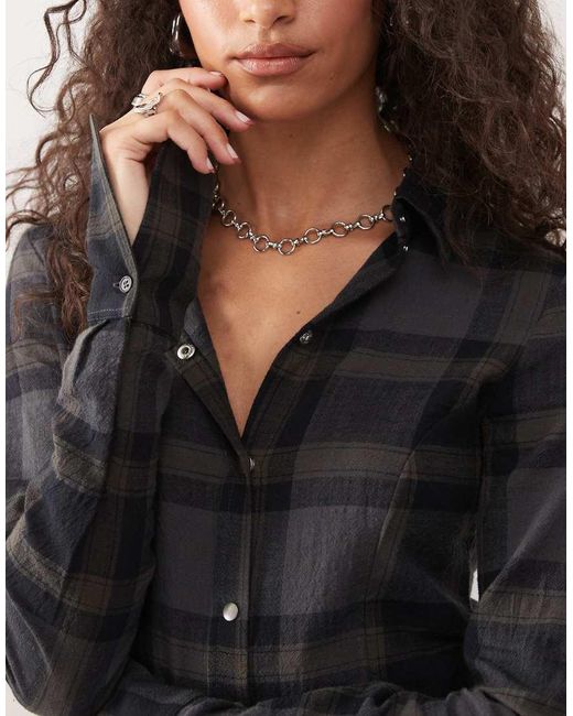 Vestido Camisero Corto Gris Oscuro A Cuadros De Manga Larga Con Cintura Entallada De Monki de color Black