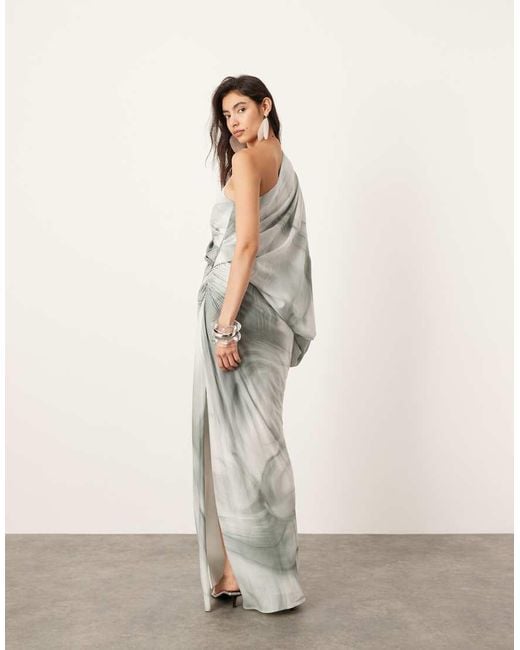 Vestido Largo Extragrande Asimétrico Con Estampado Marmolado De Satén De ASOS de color White