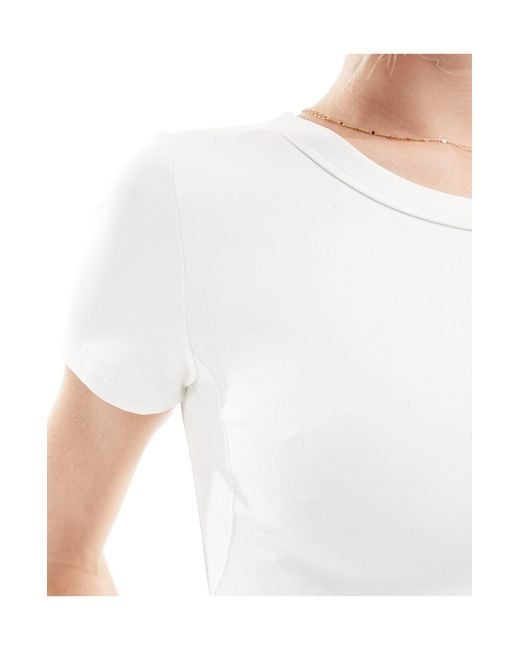 Camiseta corta blanca entallada dri-fit one Nike de color Natural
