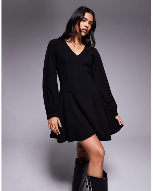 Robe courte coupe ajustée et évasée en tissu ultra doux à col en v et surpiqûres ASOS en coloris Black