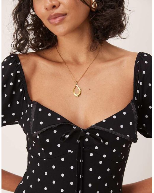 Vestito Da Giorno Midi A Pois Monocromatico Con Maniche A Sbuffo, Cuciture E Colletto Ondulato di ASOS in Natural