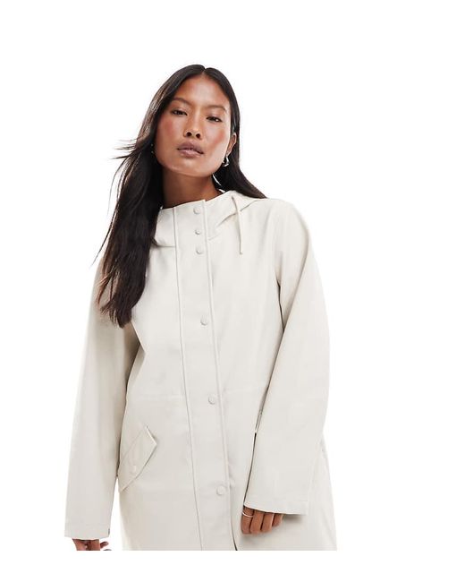 Giacca Impermeabile Con Cappuccio Spalmata Color Pietra Moonbeam di Vero Moda in White