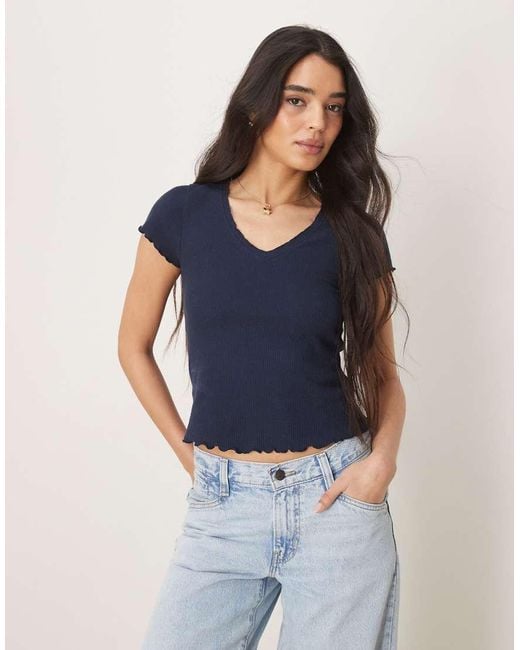 Camiseta Con Cuello De Pico Y Ribete Remallado De Tejido Gofrado De ASOS de color Blue
