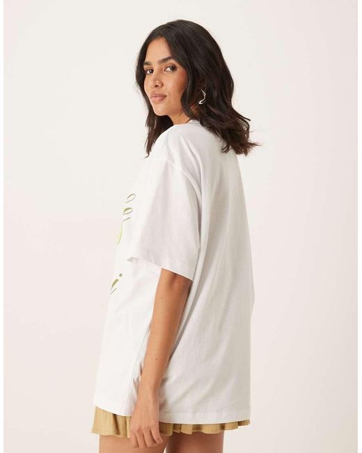 Camiseta Blanco Extragrande Con Estampado Gráfico De Bebida Y Pepinillos De ASOS de color Natural