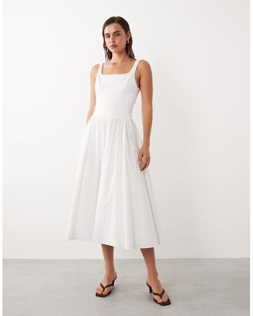 Mango Starring Hailey Bieber in het White