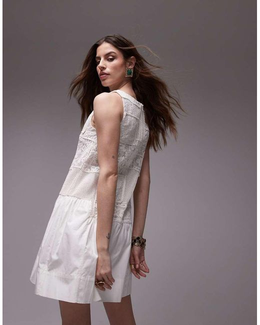Vestido Corto Con Cintura Baja Y Diseño Estilo Patchwork De Croché De TOPSHOP de color White