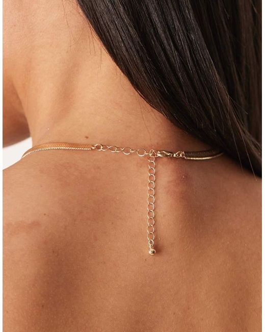 Collar Corto De Cadena Plana Con Colgante De Perla De Imitación De ASOS de color Brown