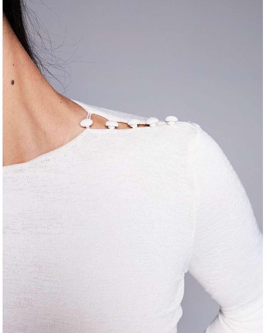 Top Ceñido Con Cuello Barco Y Detalle De Botones En El Hombro Luvinia De -Blanco Princess Polly de color White