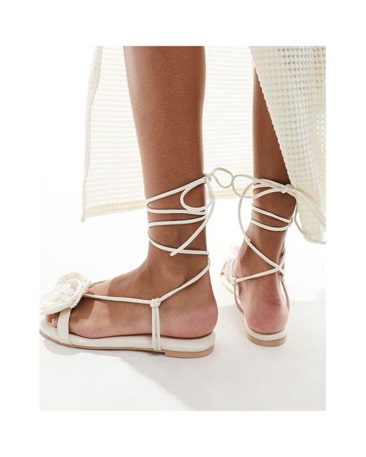 Sandalias color planas con detalle Public Desire de color White